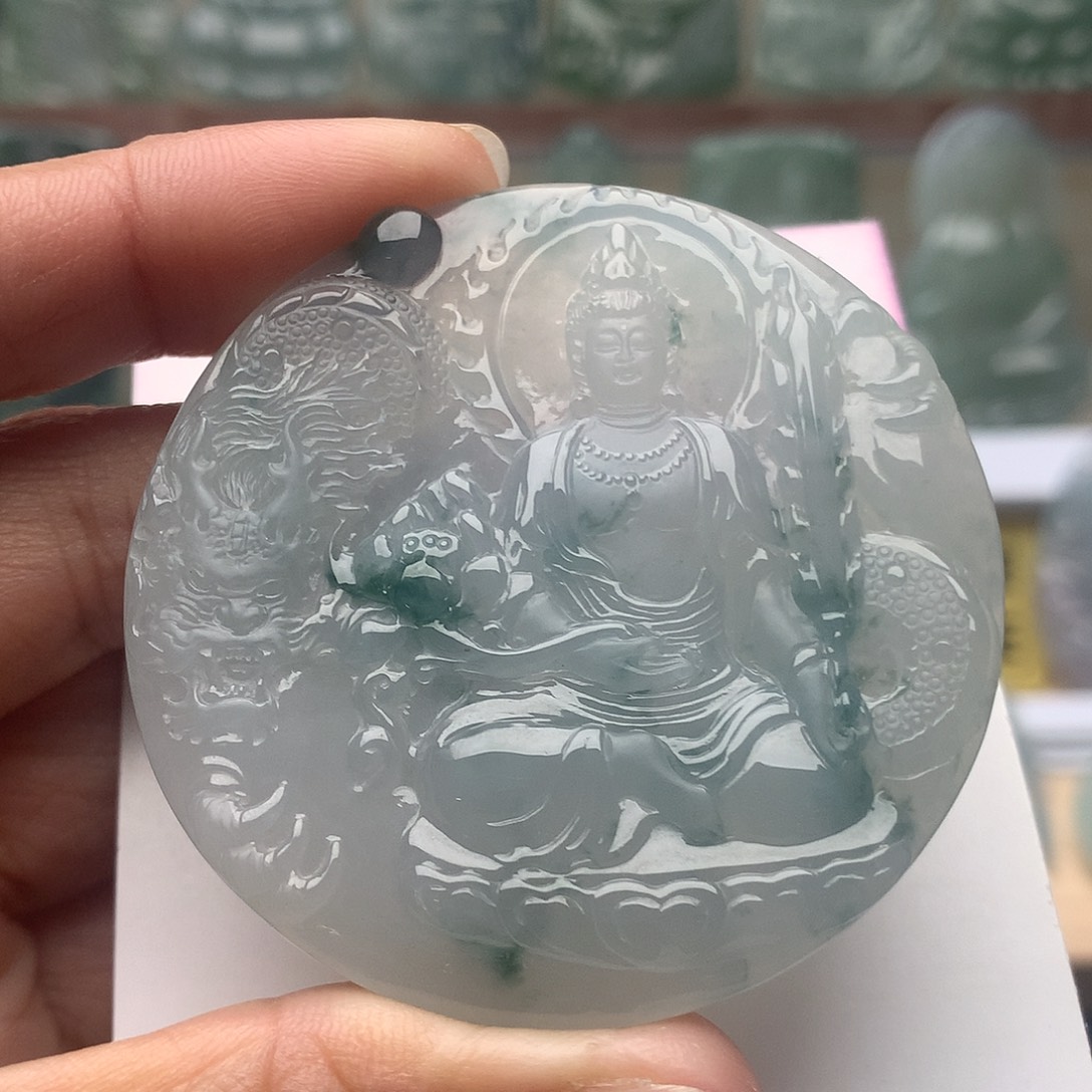 翡翠未镶嵌颈饰虚空藏