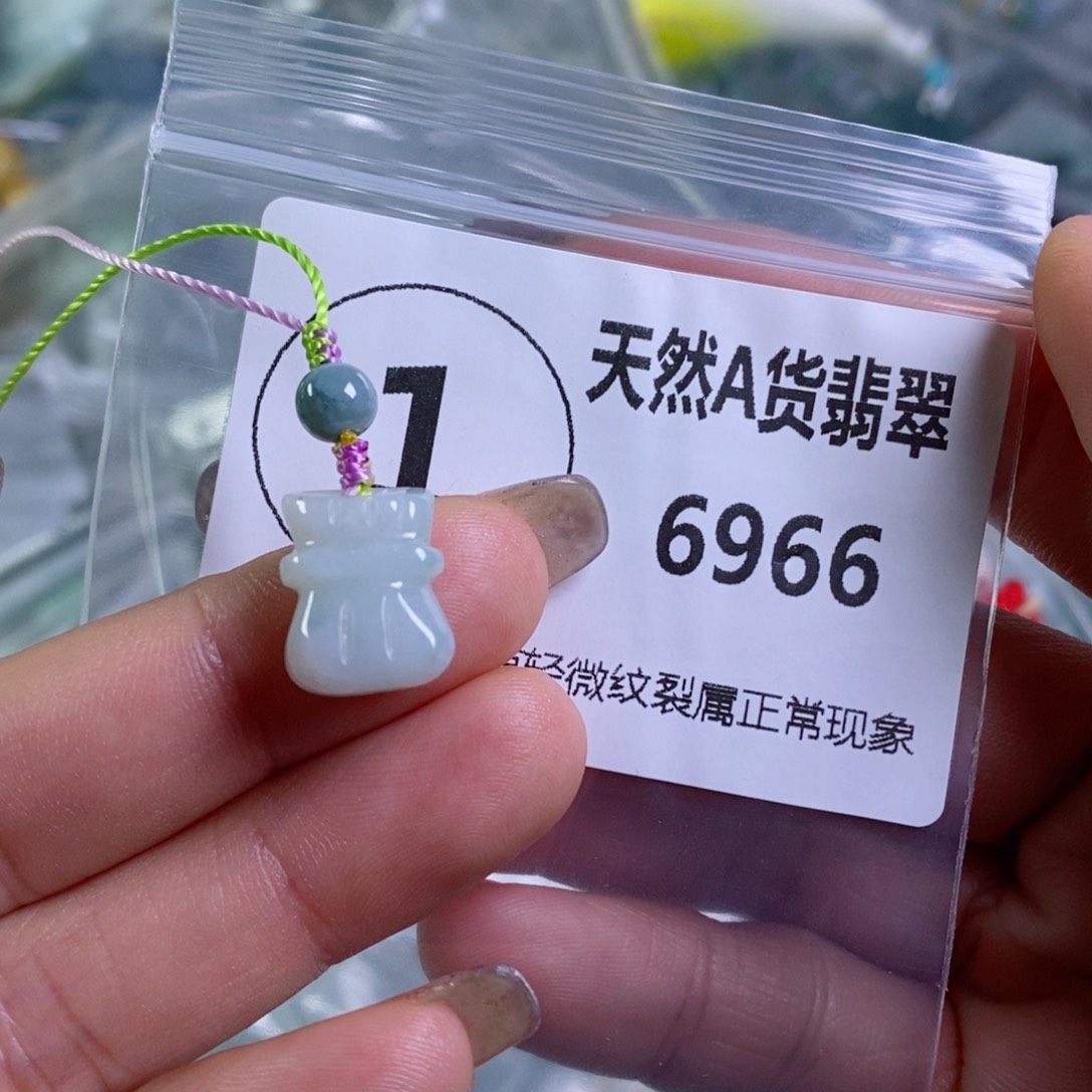 翡翠颈饰未镶嵌吊坠