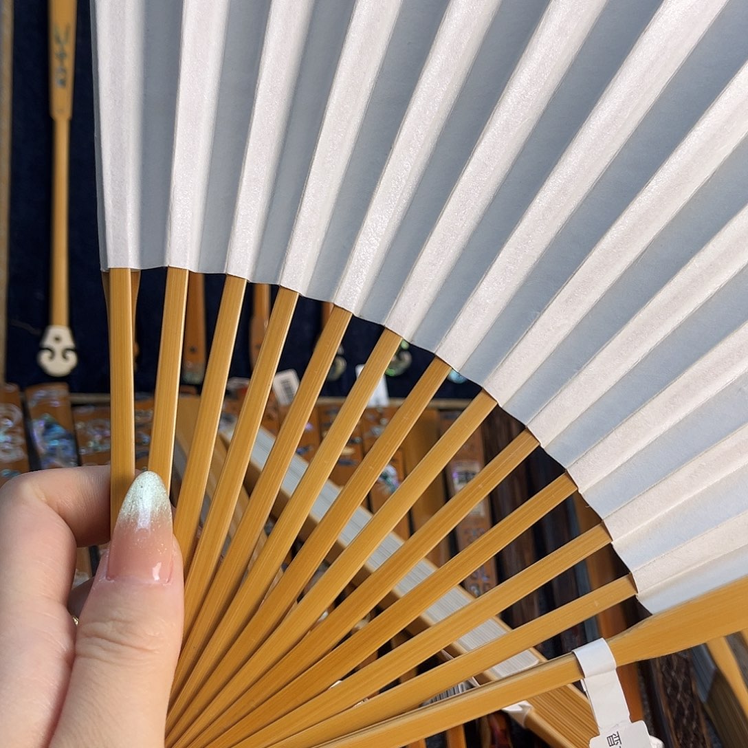 扇子?*我们在外面吃饭呢