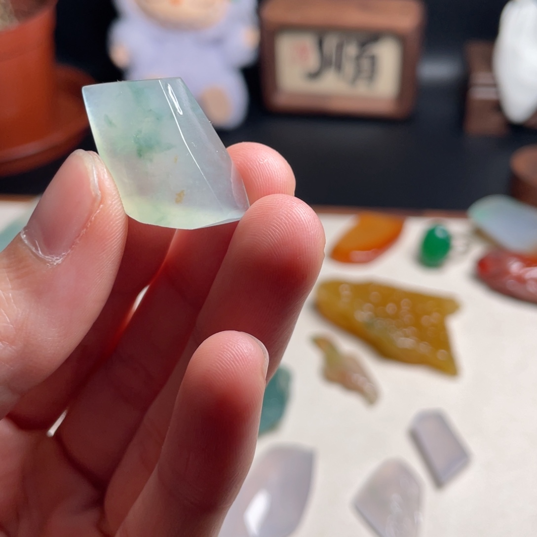 翡翠未镶嵌颈饰葫芦