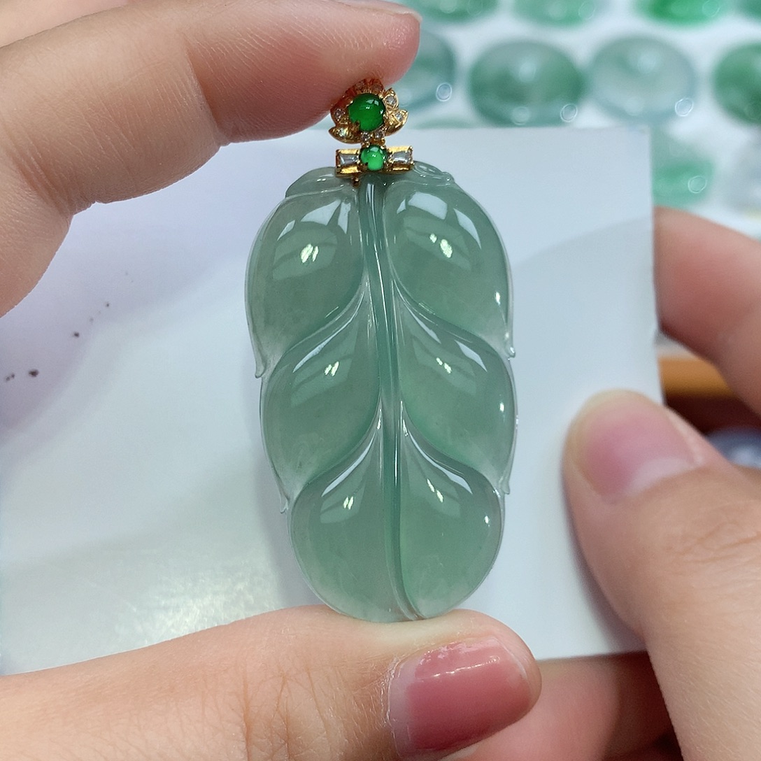 翡翠18K金镶嵌颈饰叶子