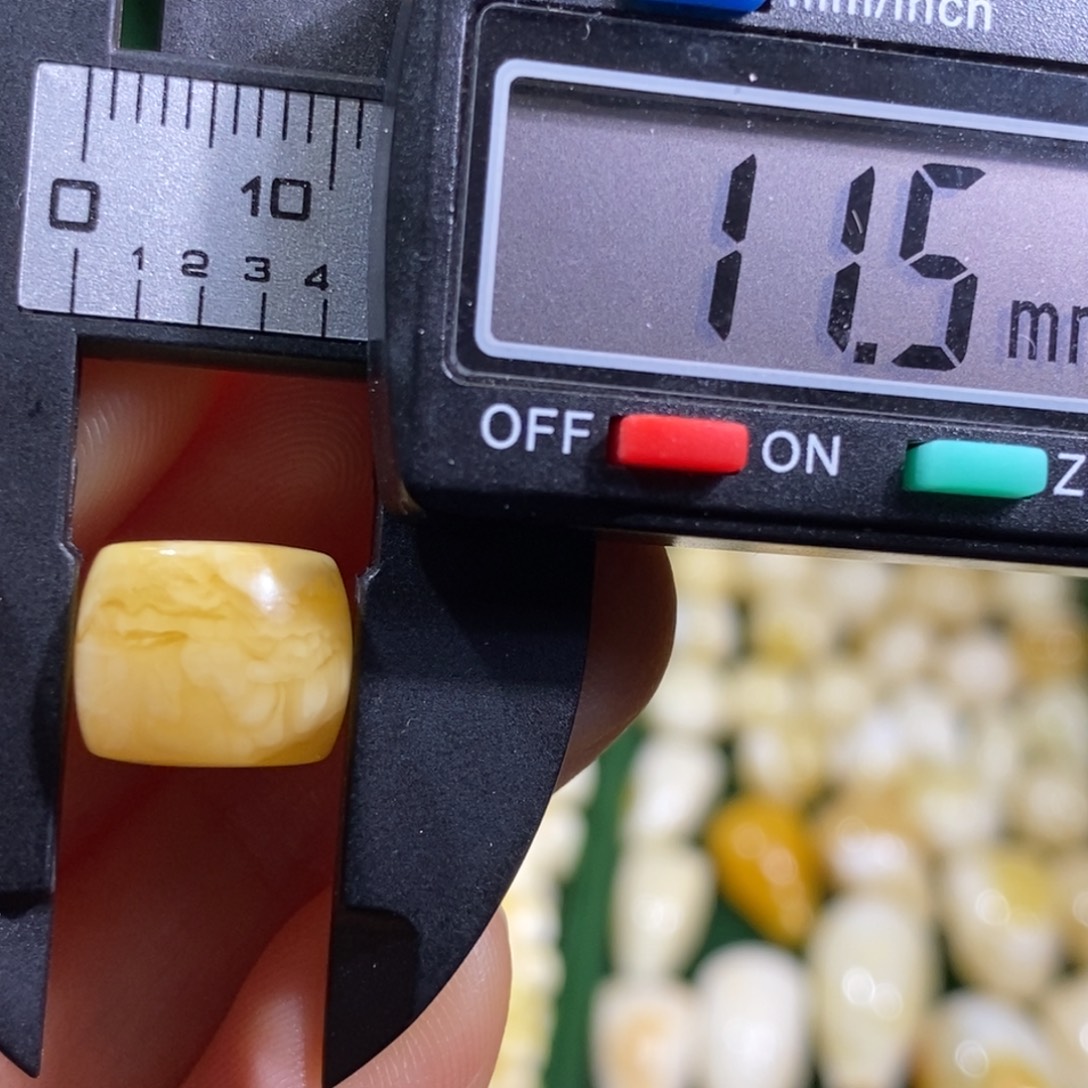 蜜蜡未镶嵌裸石微瑕