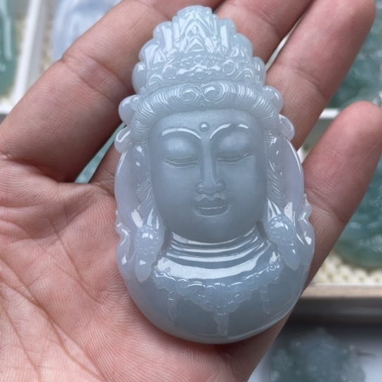 翡翠颈饰未镶嵌S****t。