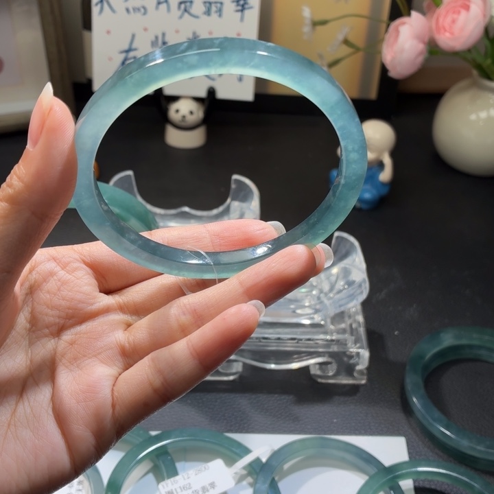 羽***者翡翠未镶嵌手镯冰蓝