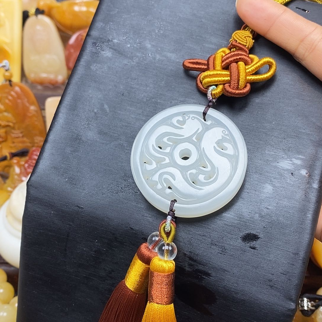 石英质玉（黄龙玉）颈饰未镶嵌