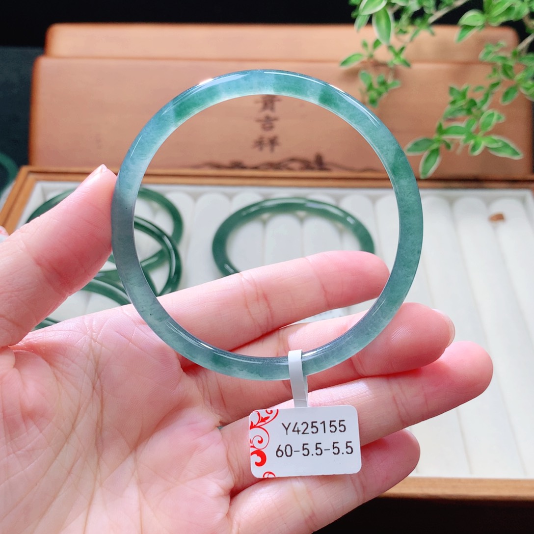 未镶嵌手镯（圆镯）翡翠