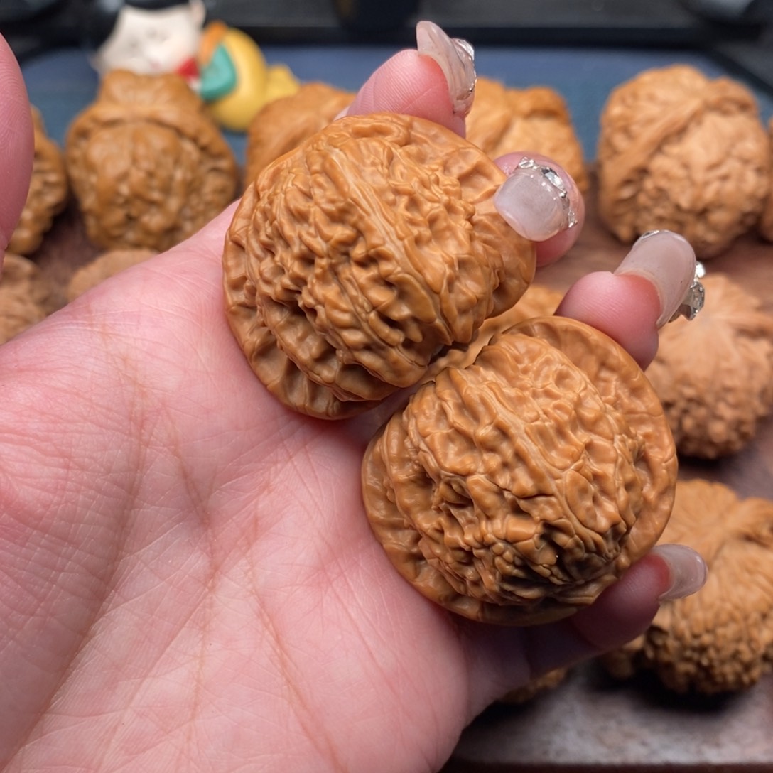 文玩核桃把件红皮白狮子39.5