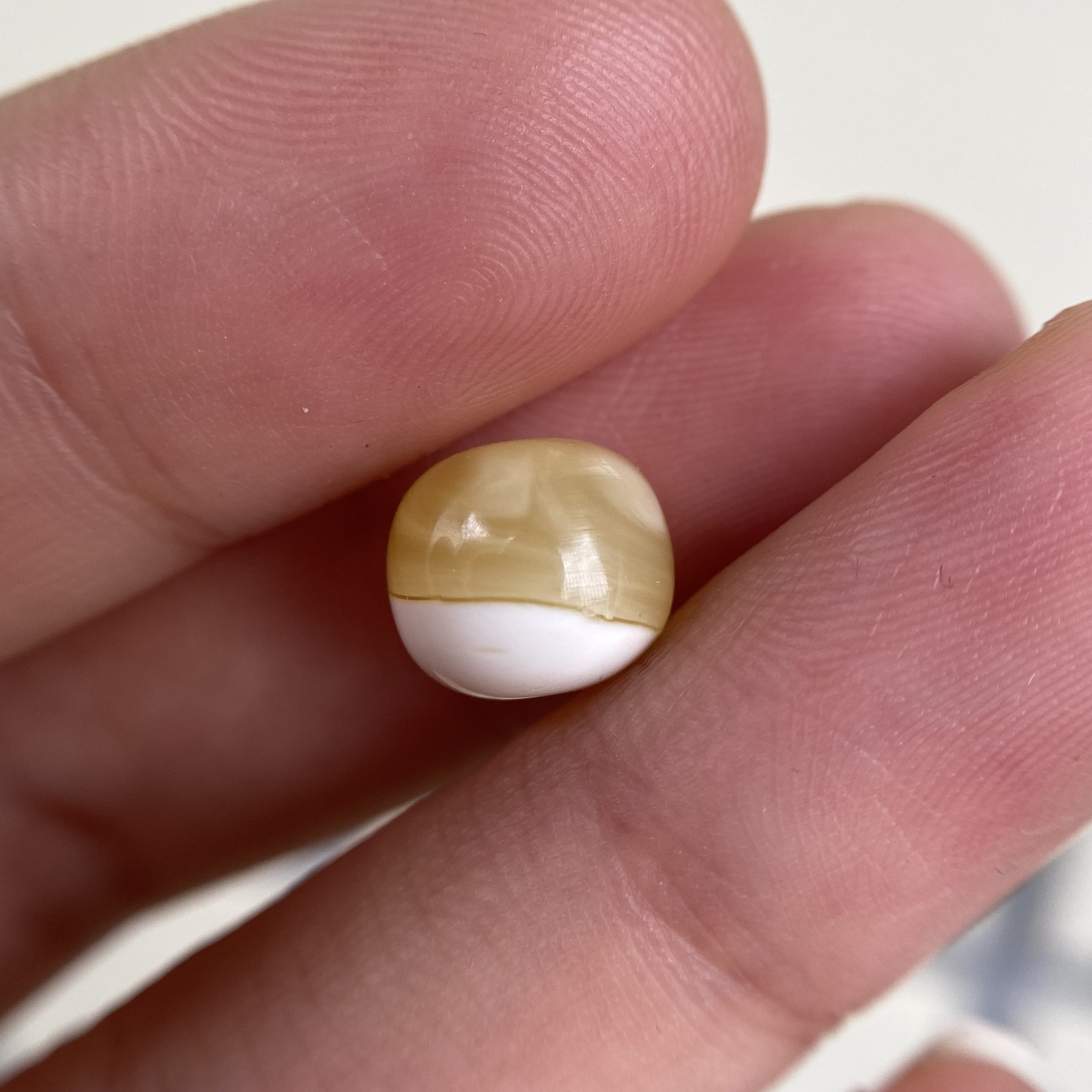 蜜蜡黄白老型配饰9.5×8.5mm，无优化保天然