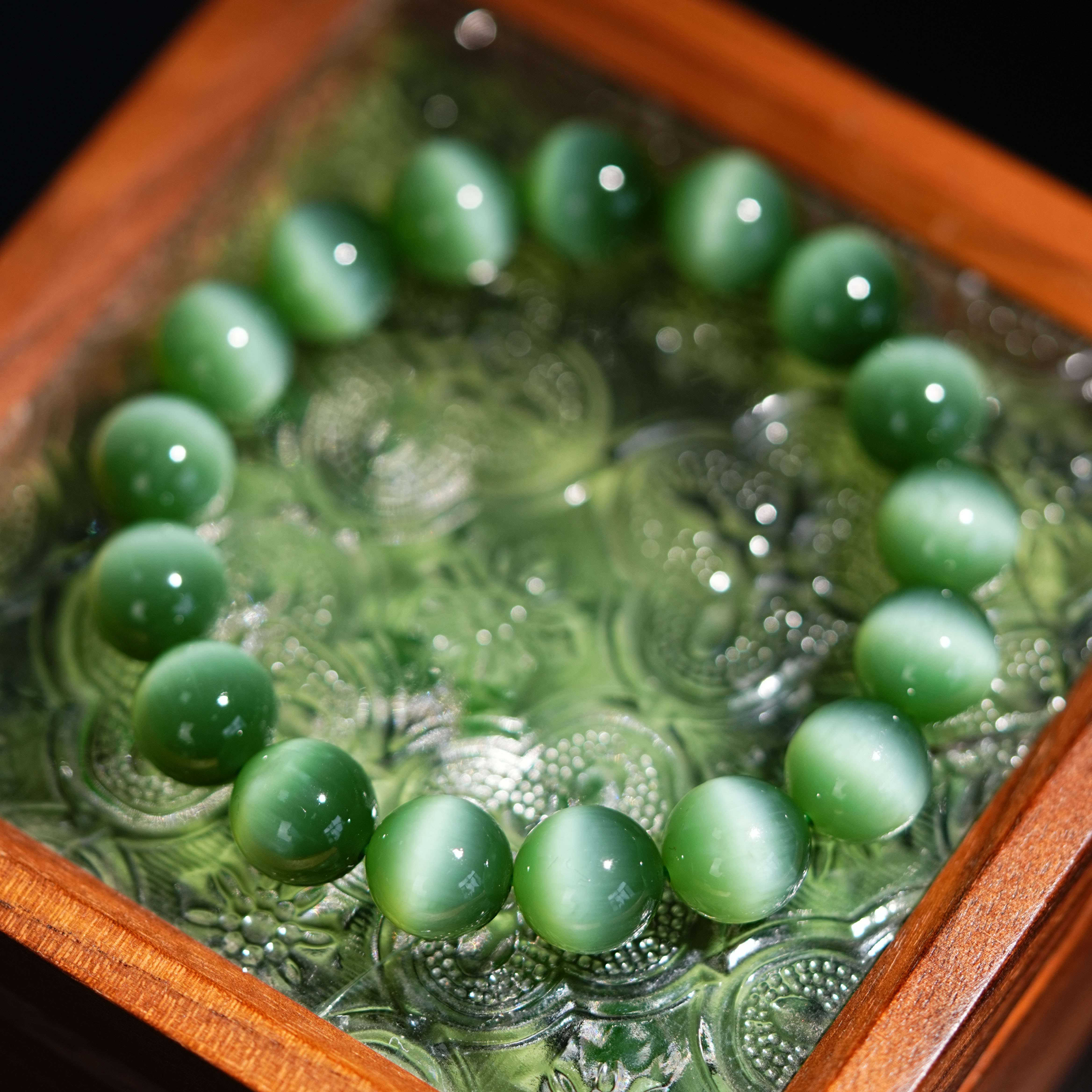 【大表姐珠宝】天然和田玉碧玉俄料一线天手串冰绿猫眼12mm收藏级