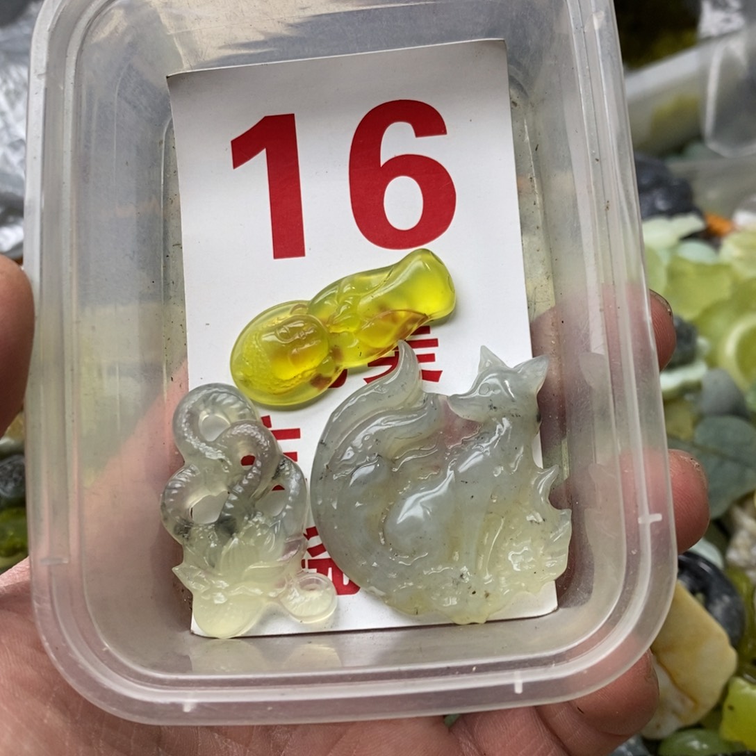 蛇纹石玉挂坠未镶嵌