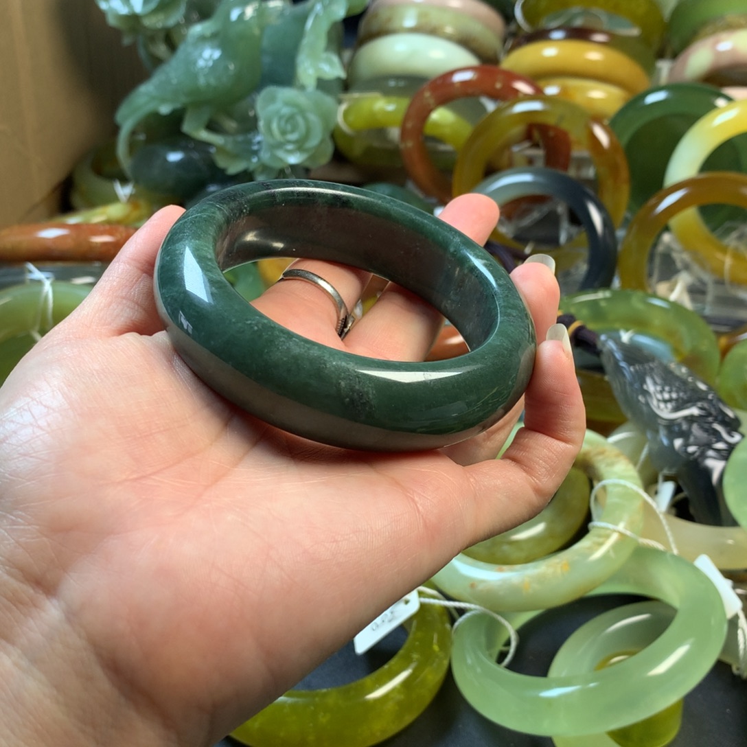 喝***鞋蛇纹石玉未镶嵌手镯