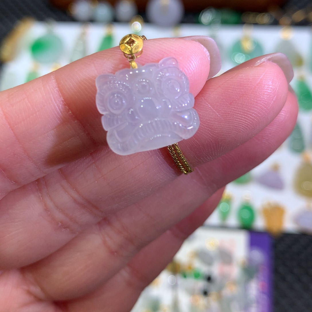 翡翠颈饰18K金镶嵌翡翠吊坠的未镶嵌