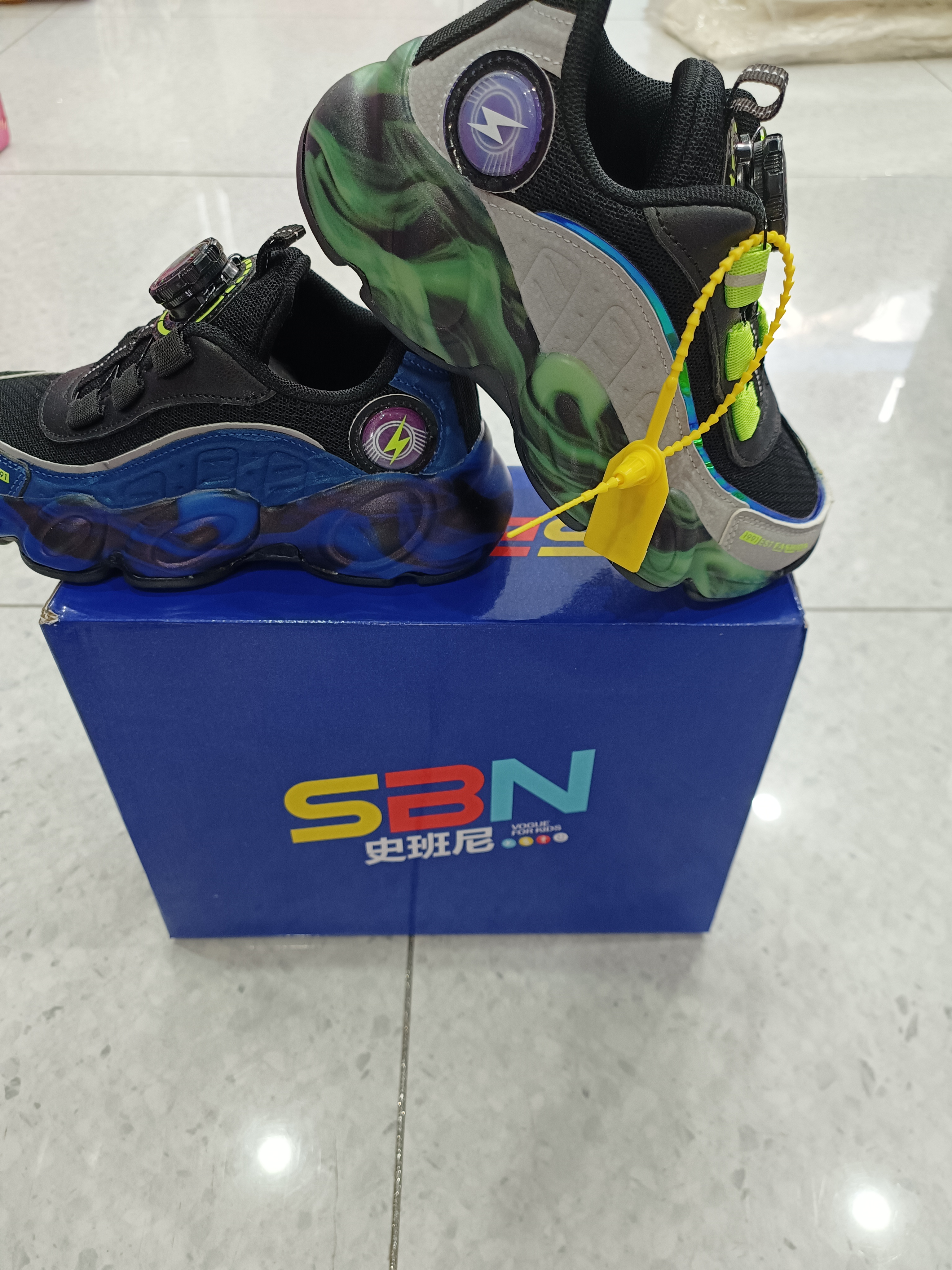 (2369)男童纽扣双色双网鞋