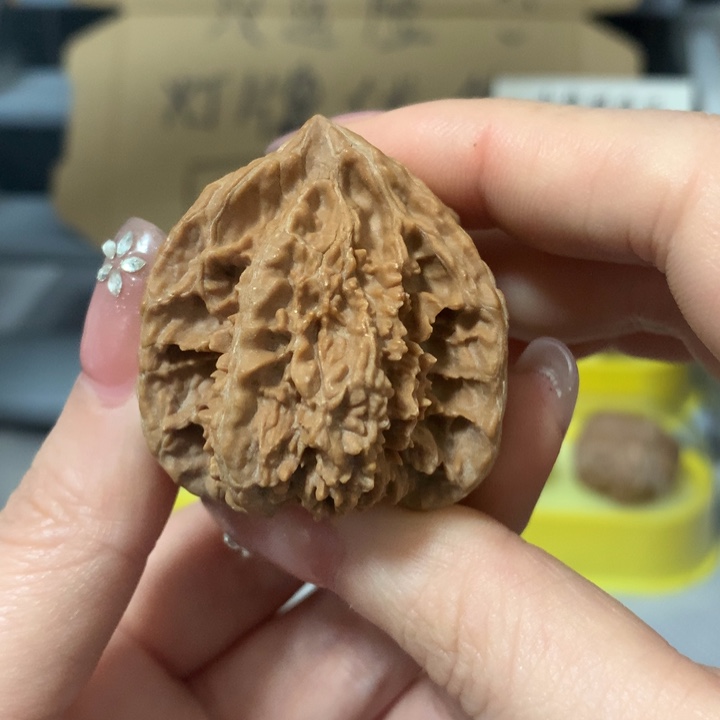 戒***烟文玩核桃吊坠异形单只，有瑕疵