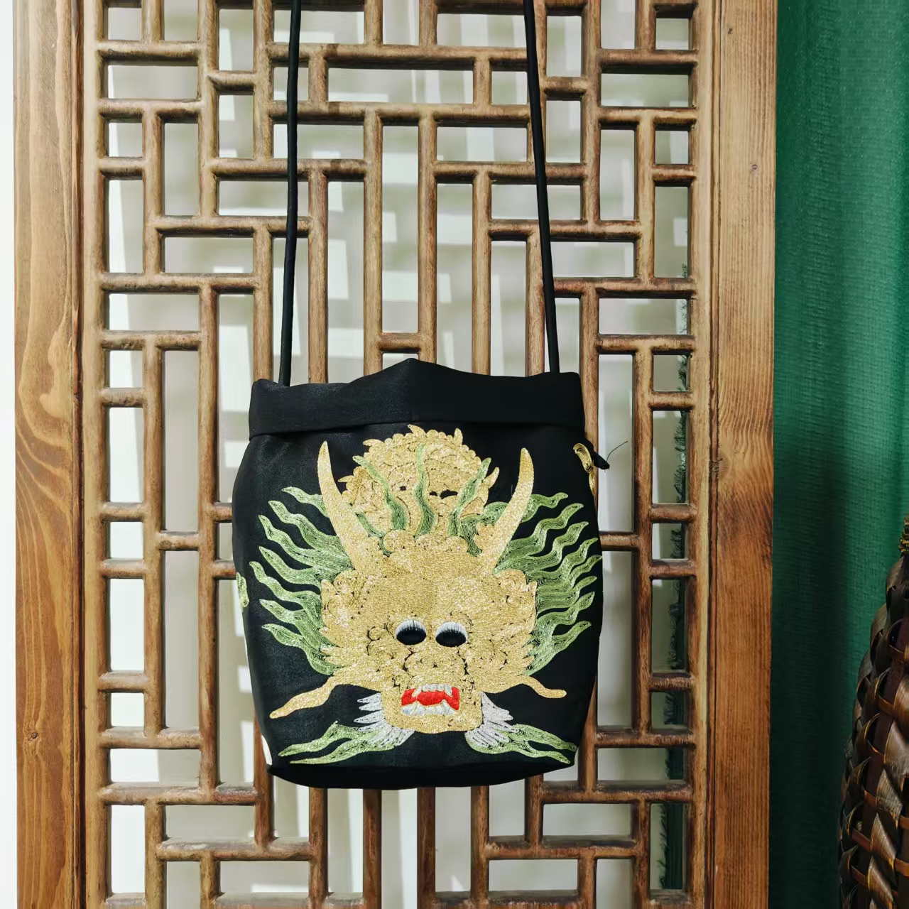  ( LB008-18 )凤徕兮私人定制黑底盘金龙祥云刺绣系绳肩带包包 