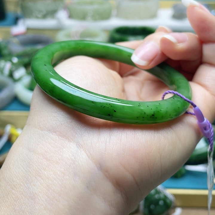 和田玉手镯59圈口。编号40未镶嵌