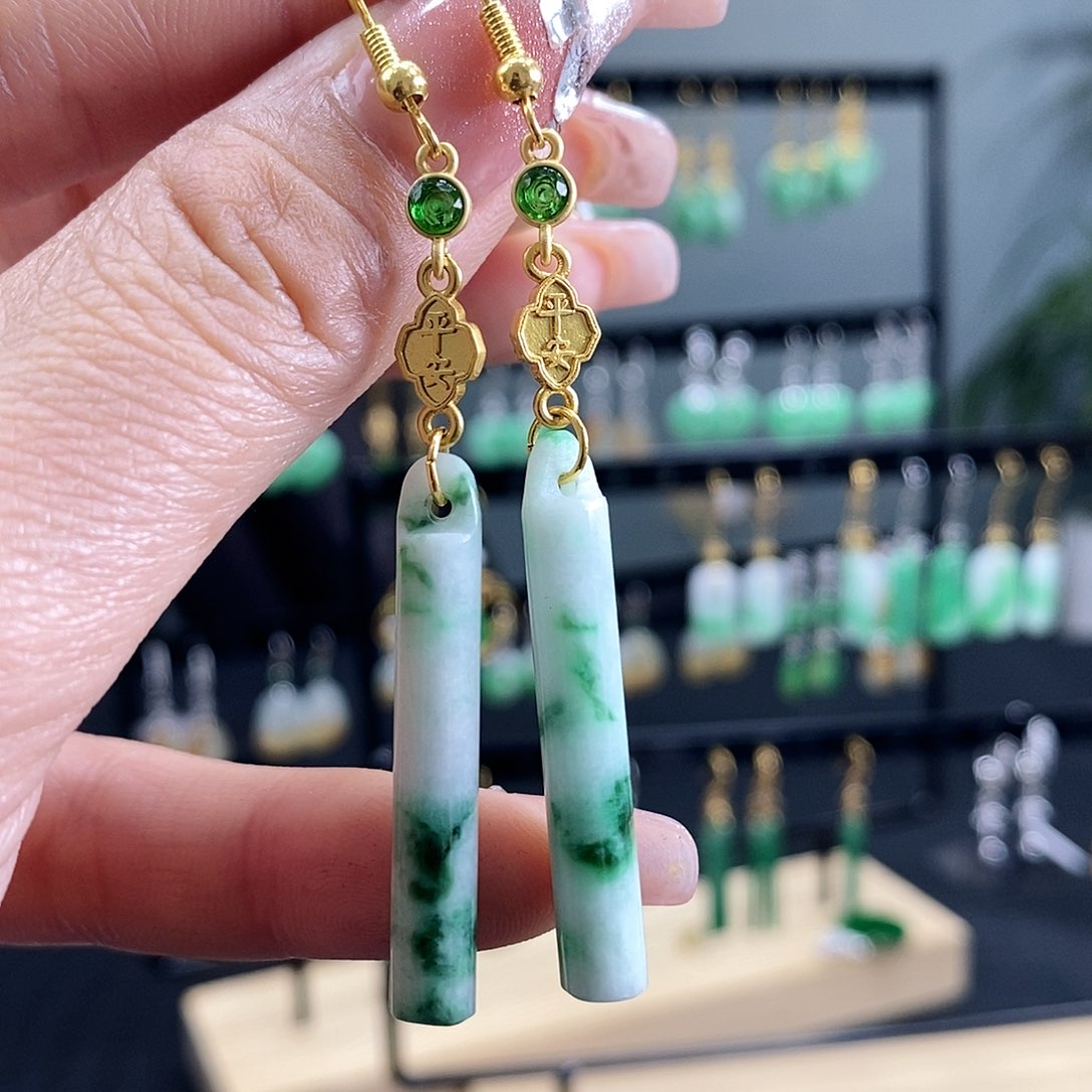 翡翠耳饰未镶嵌翡翠