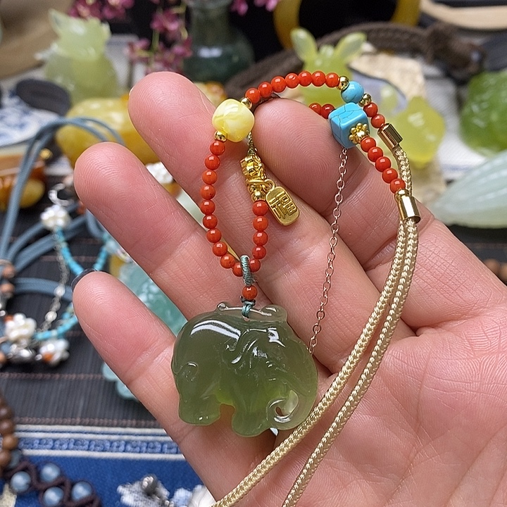 衣***装蛇纹石玉未镶嵌颈饰