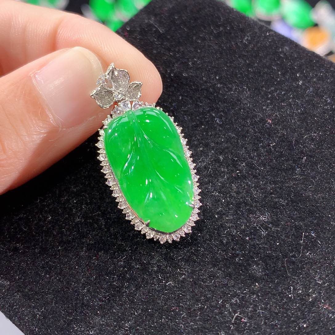 翡翠18K金镶嵌颈饰