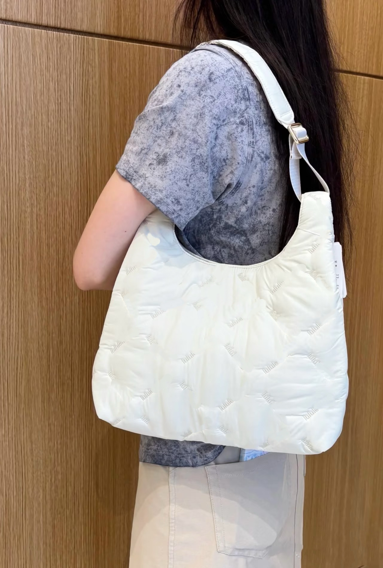 Lu2025秋冬新款Quilty Pleasures5L绗缝刺绣单肩包休闲云朵包