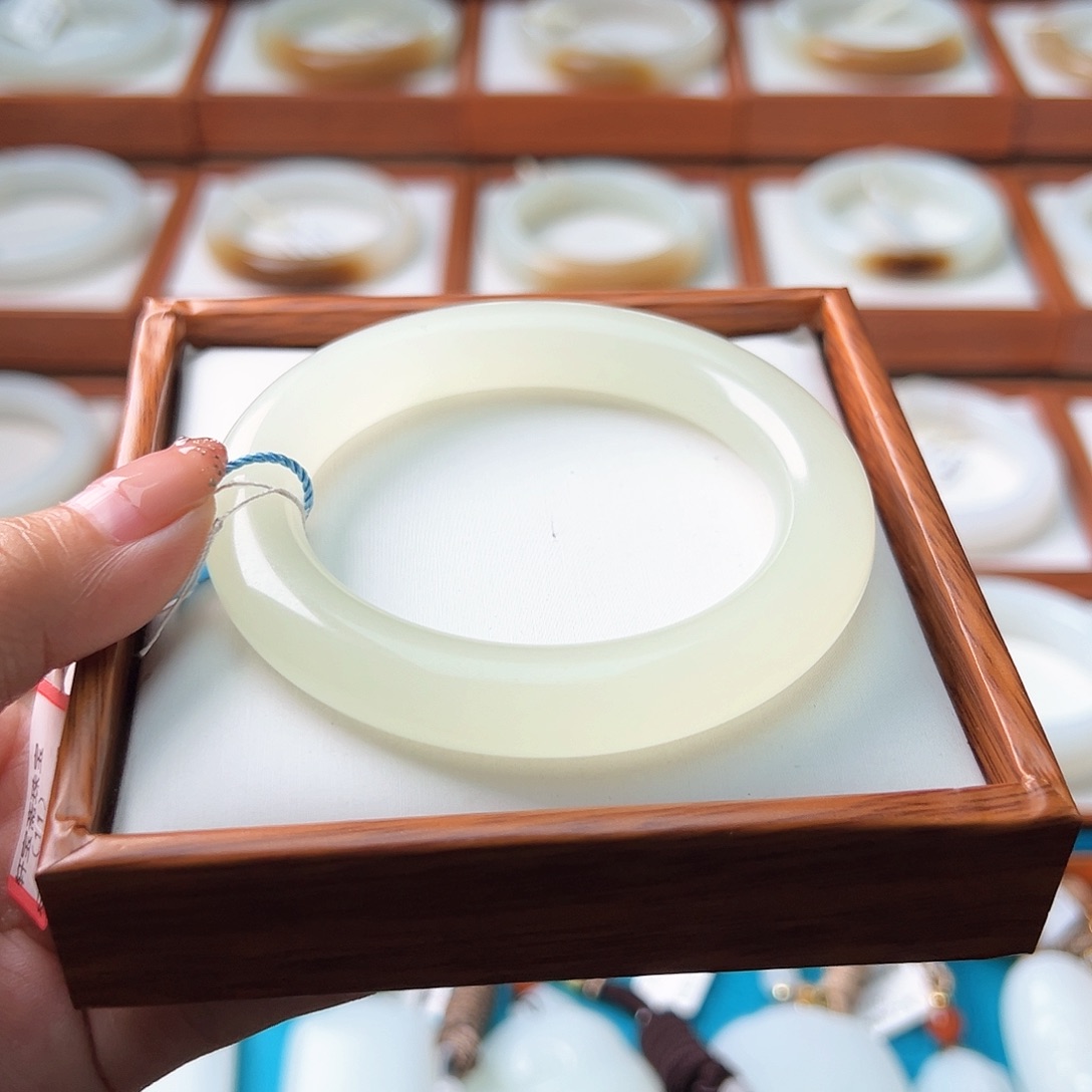 和田玉手镯未镶嵌平****案56