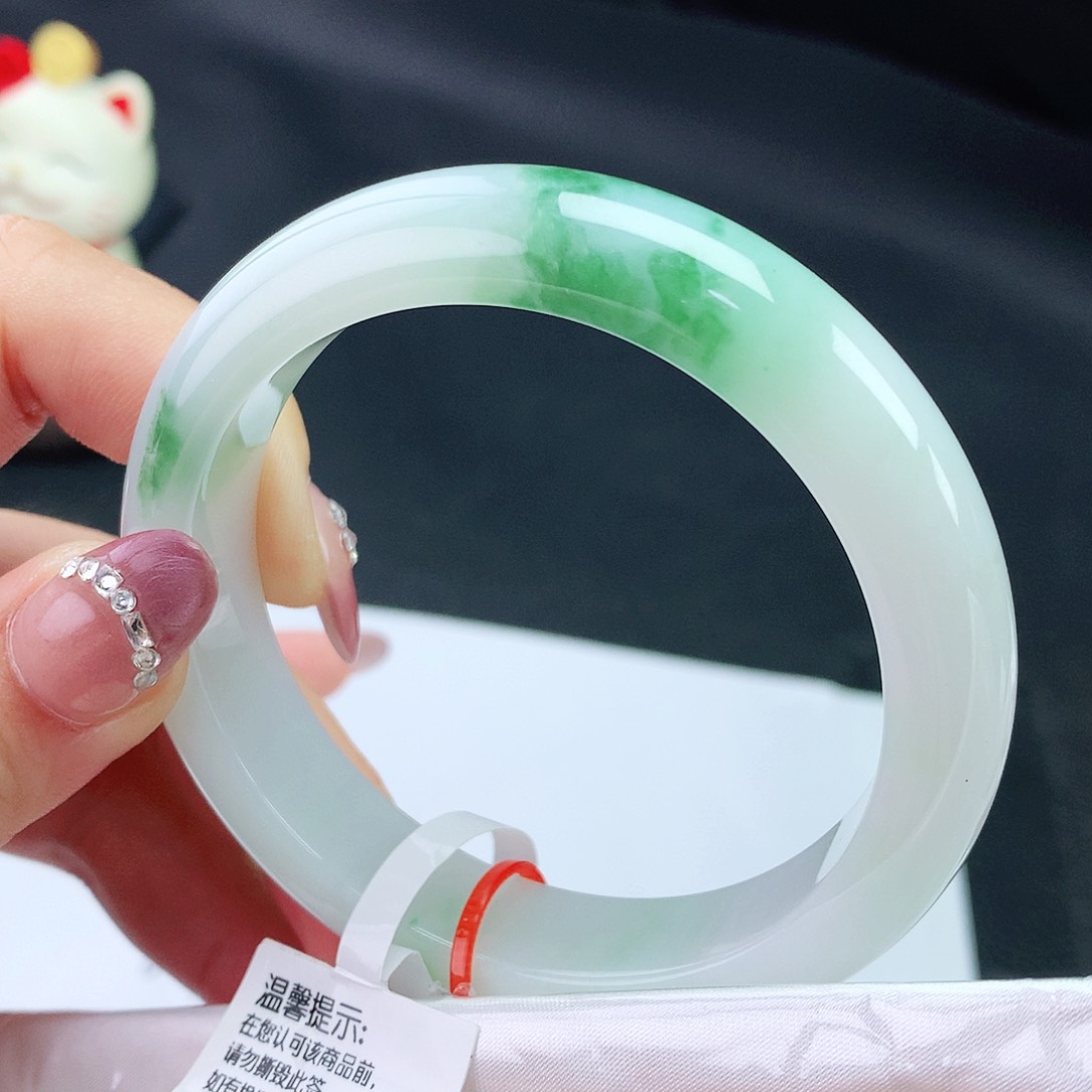 翡翠手镯未镶嵌56圈