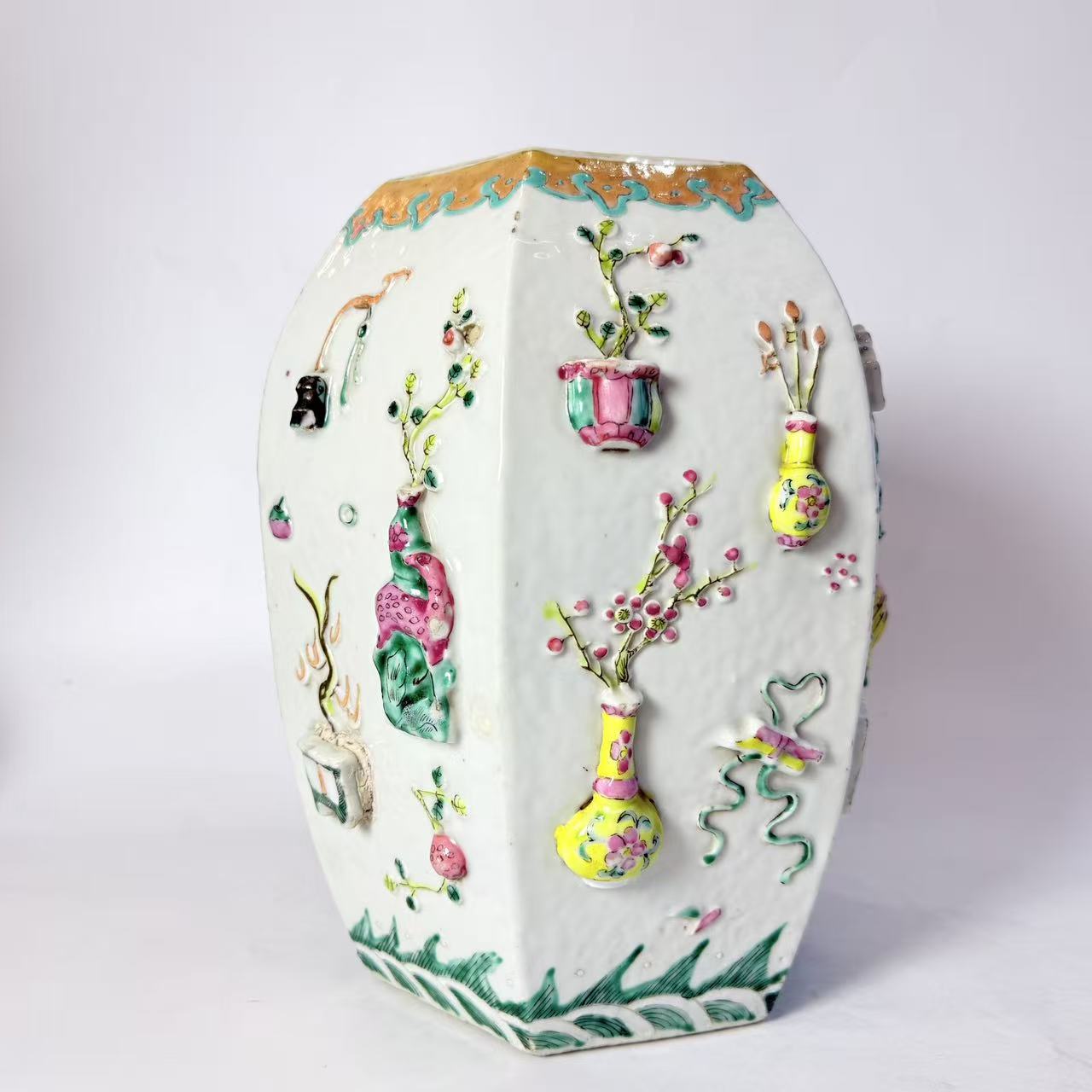 JM187清晚期-粉彩博古花卉六方堆塑罐【古董拍卖】