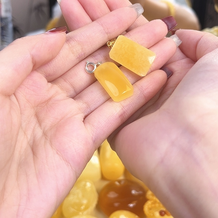 14K金镶嵌琥珀裸石无事牌多样性发一