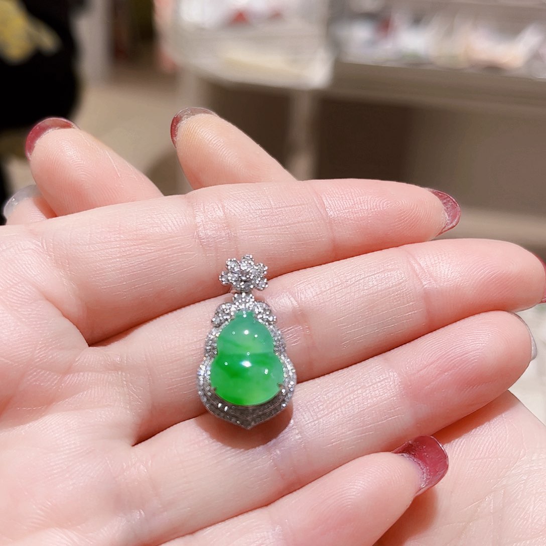 翡翠颈饰18K金镶嵌用****7翡翠吊坠