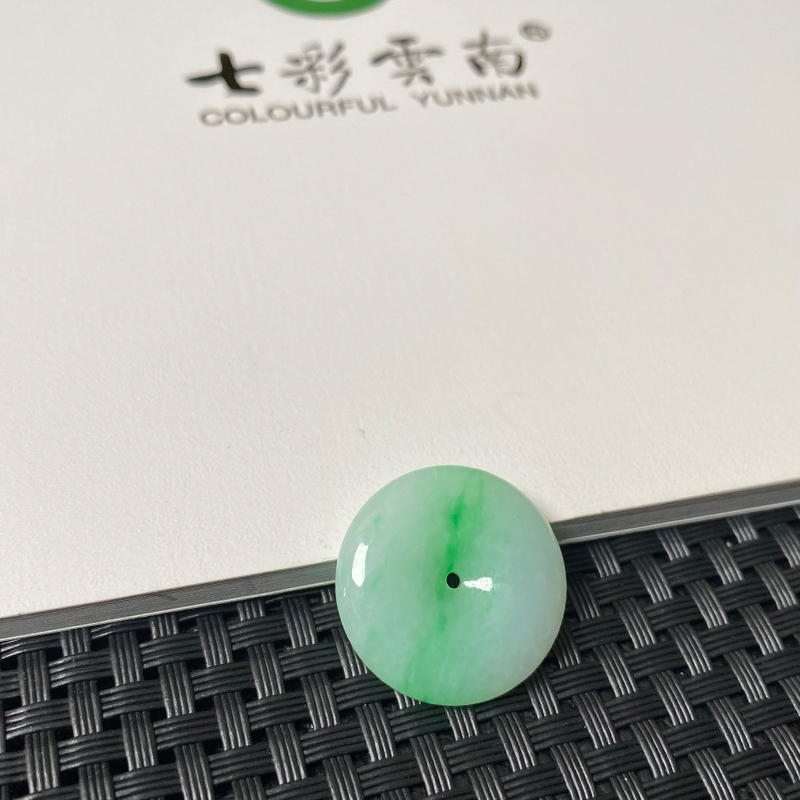 【亲民款】七彩云南翡翠冰种阳绿翡翠平安扣