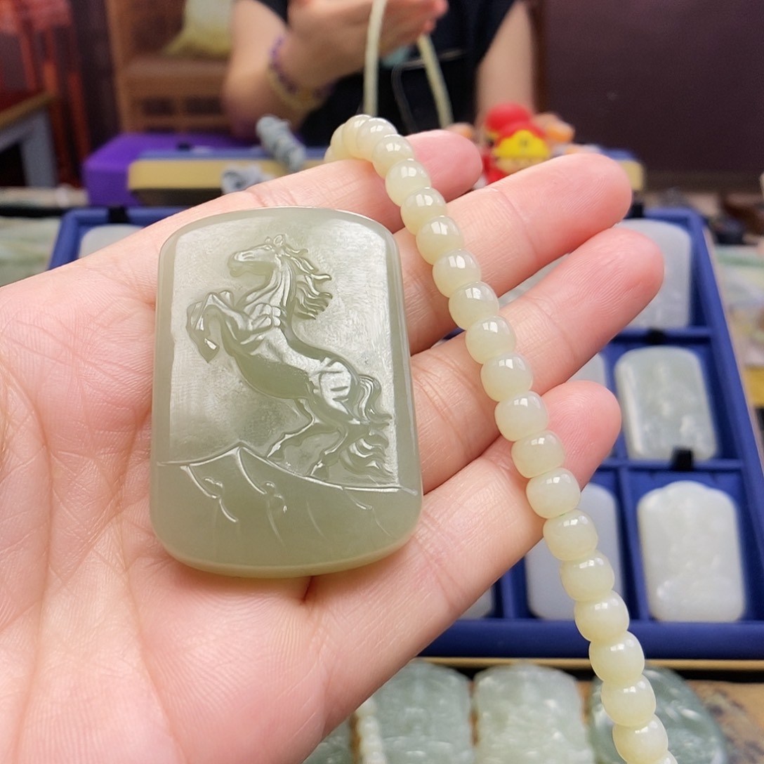 和田玉未镶嵌颈饰捏**上