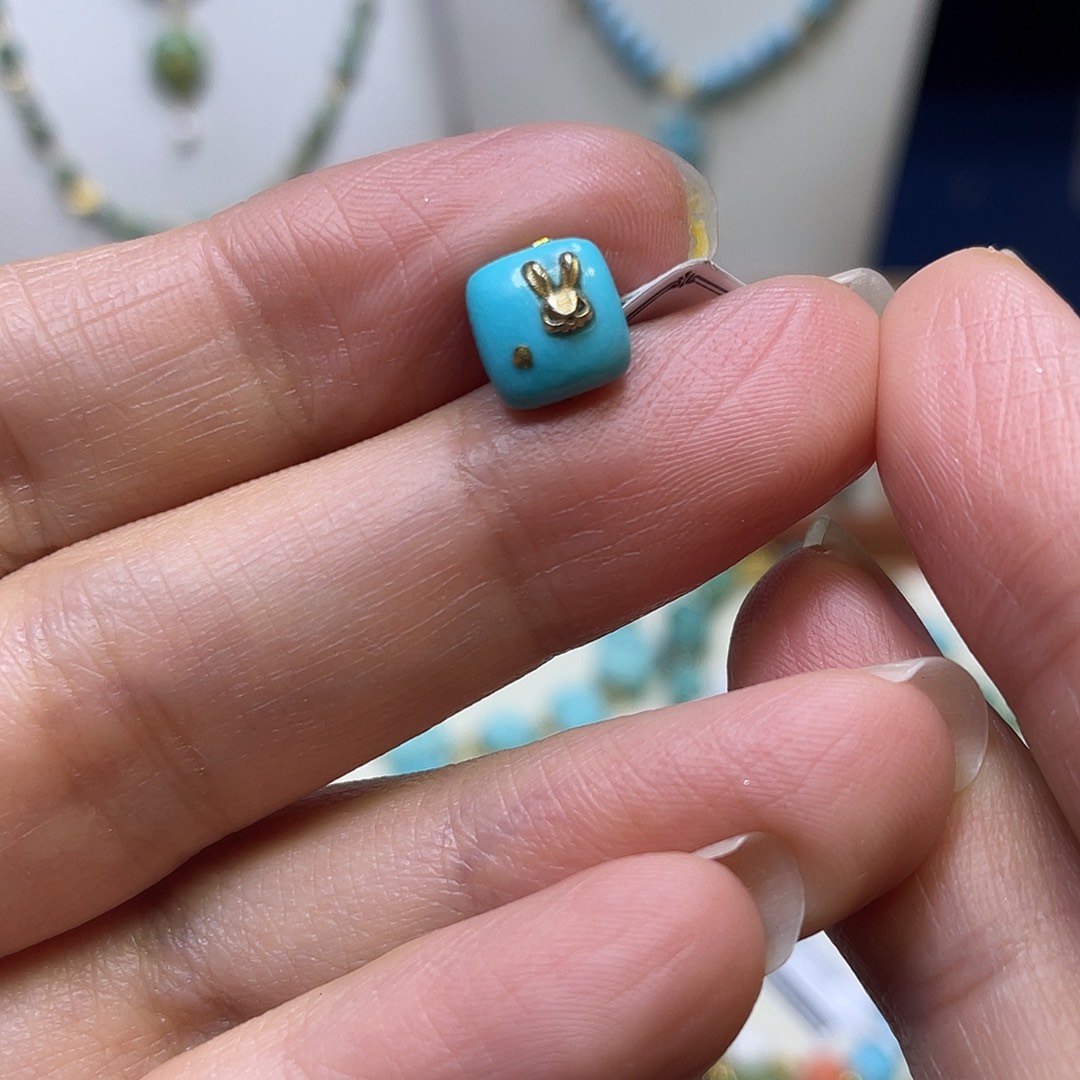 绿松石18K金镶嵌兔牌