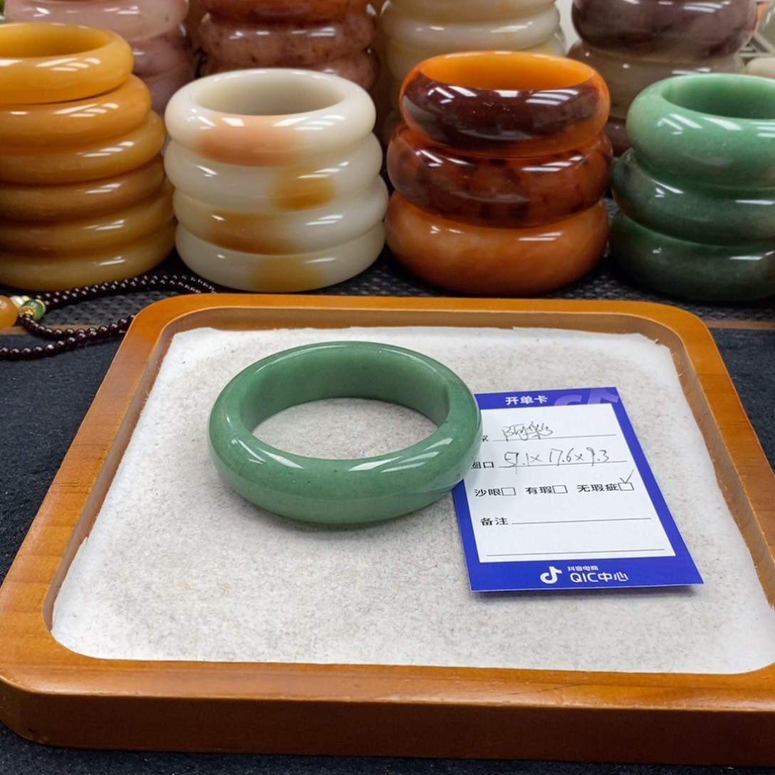 阿***彩石英岩玉未镶嵌手镯（圆镯）