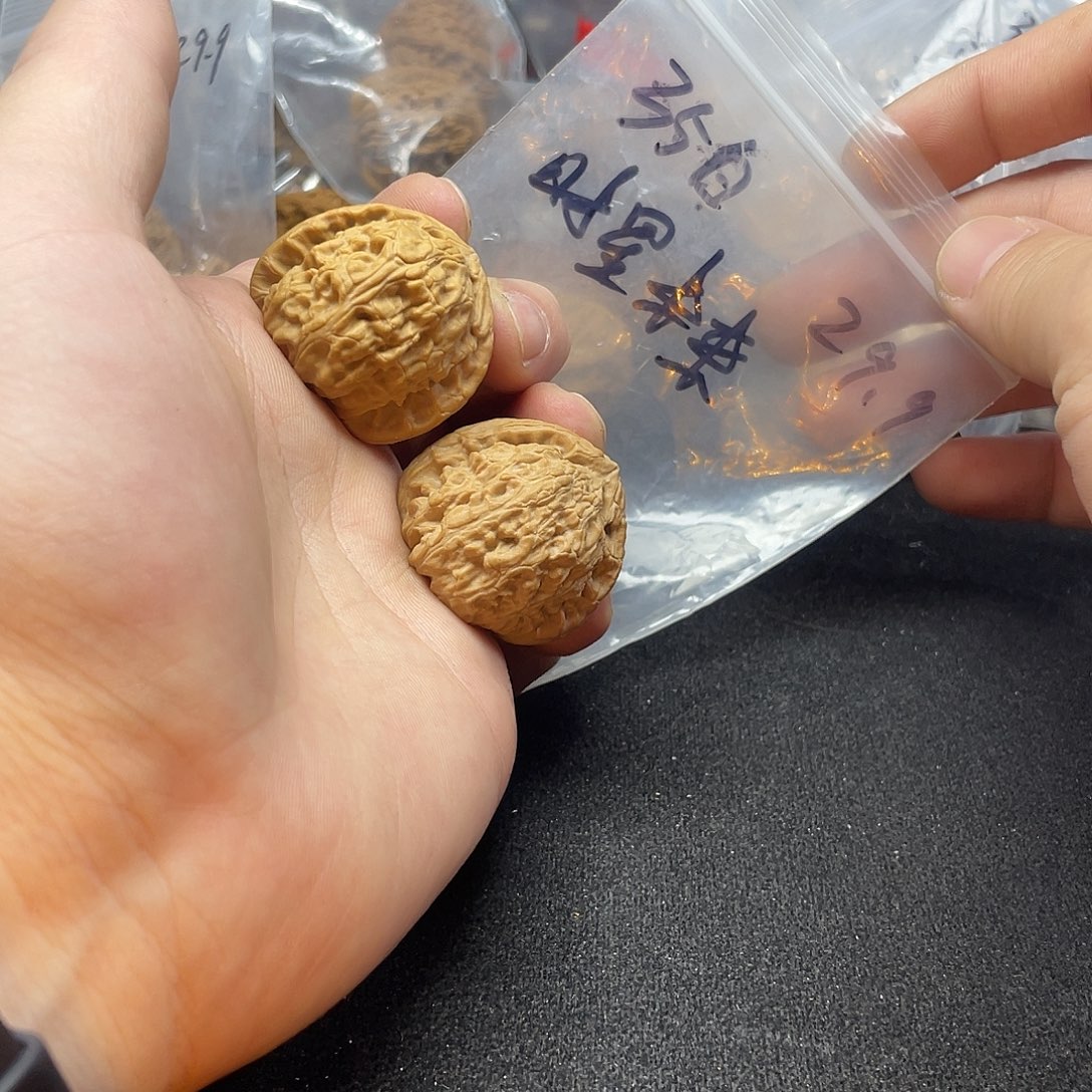 时***来文玩核桃把件白狮子