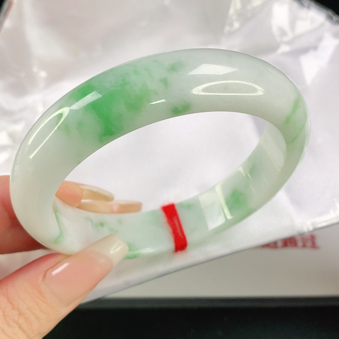 翡翠手镯未镶嵌58圈