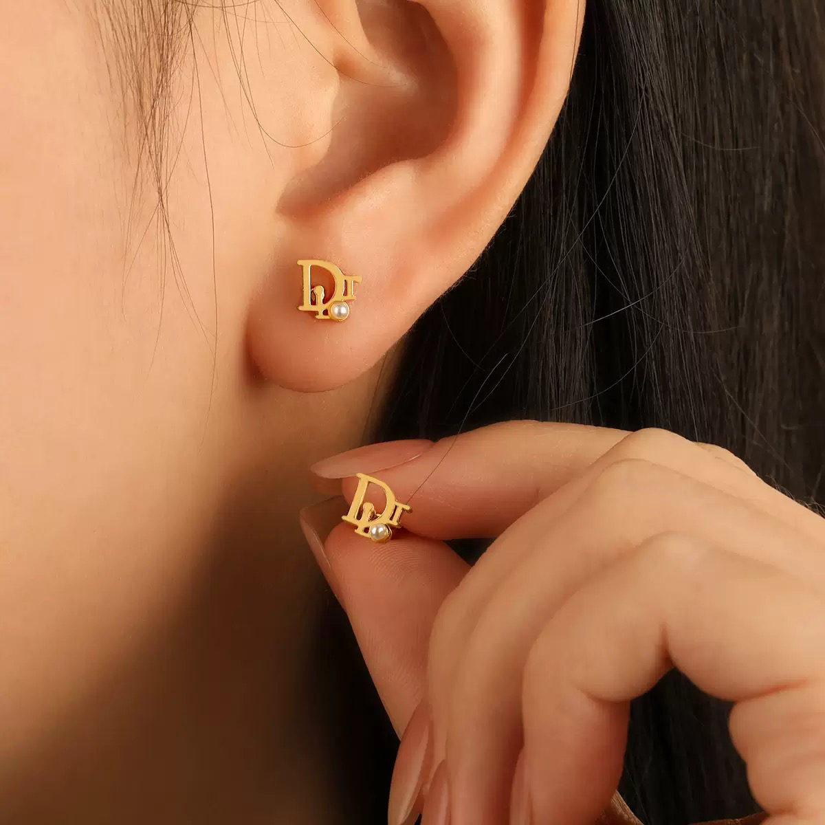 钛钢仿珍珠耳饰 字母D小众时尚小巧耳钉金色轻奢风螺丝拧球耳饰