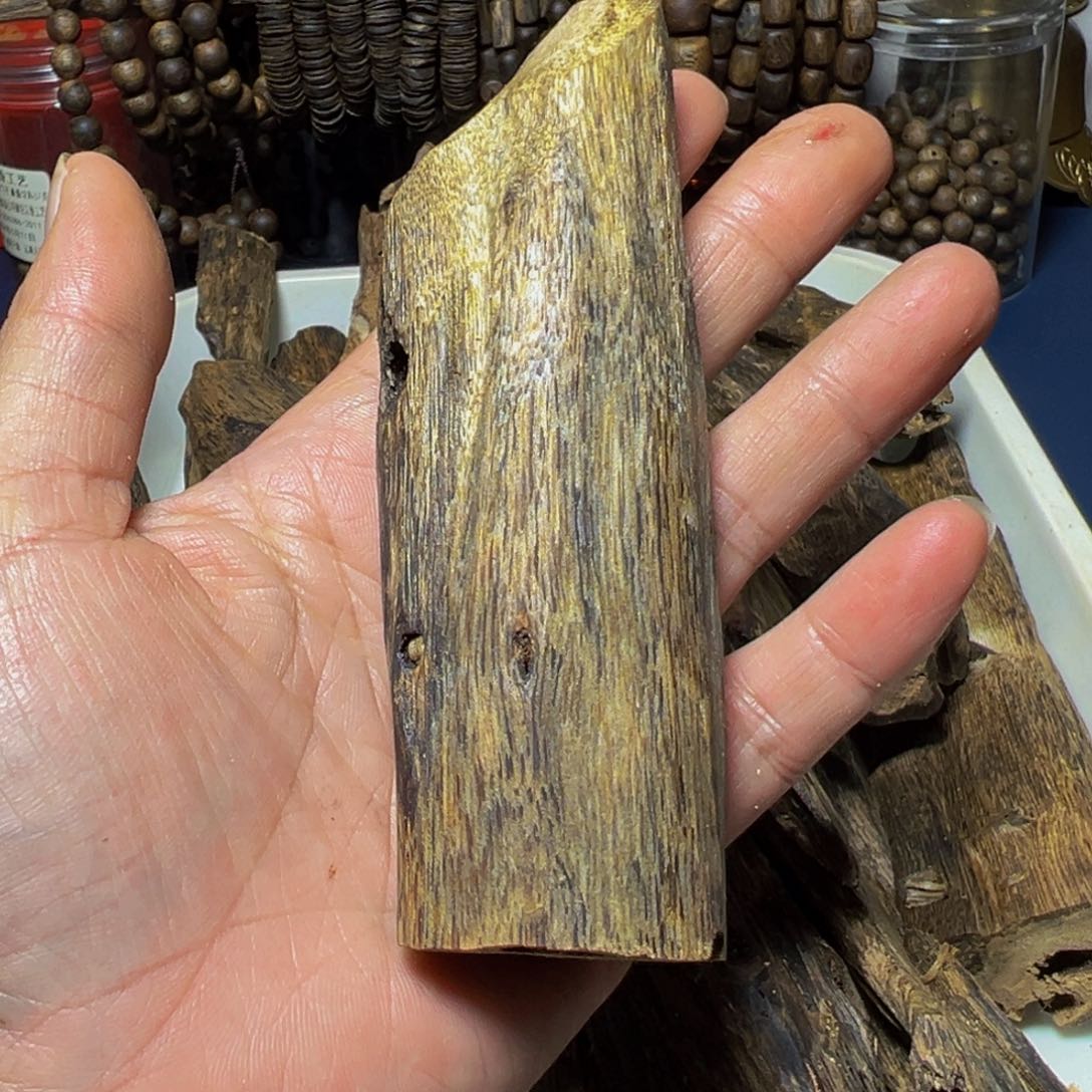 棋楠熏香虫漏手把件38克