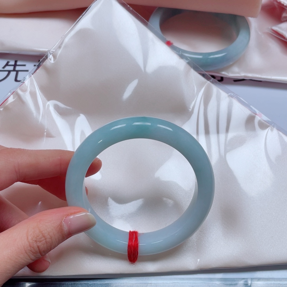 贝***熊翡翠未镶嵌手镯翡翠