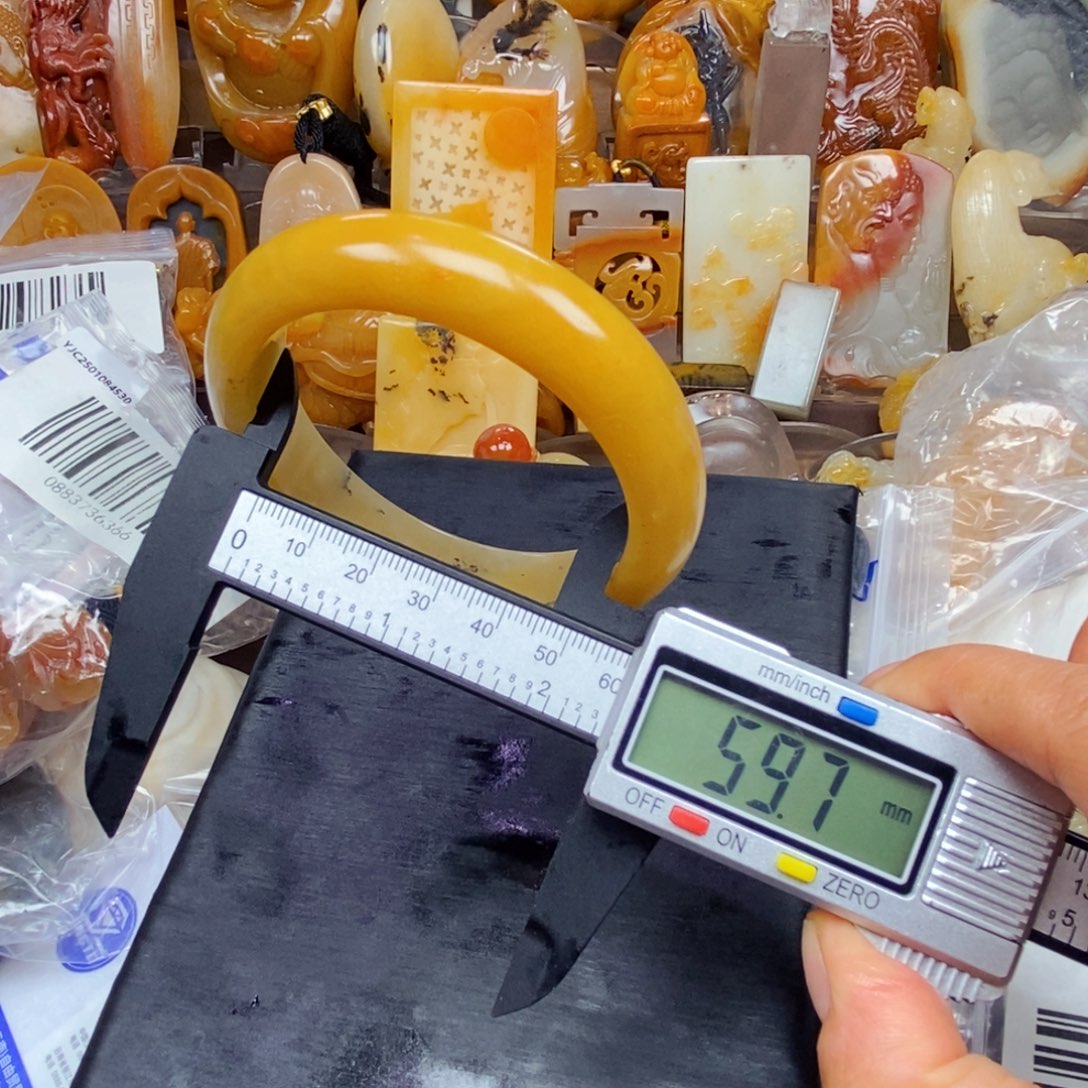 石英质玉（黄龙玉）颈饰未镶嵌