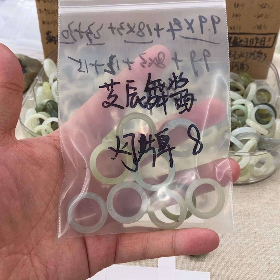 芠***酱蛇纹石玉未镶嵌戒指