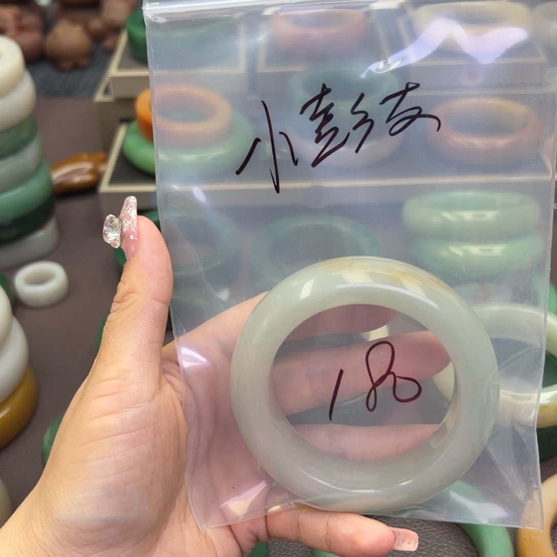 石英岩玉手镯未镶嵌小***。