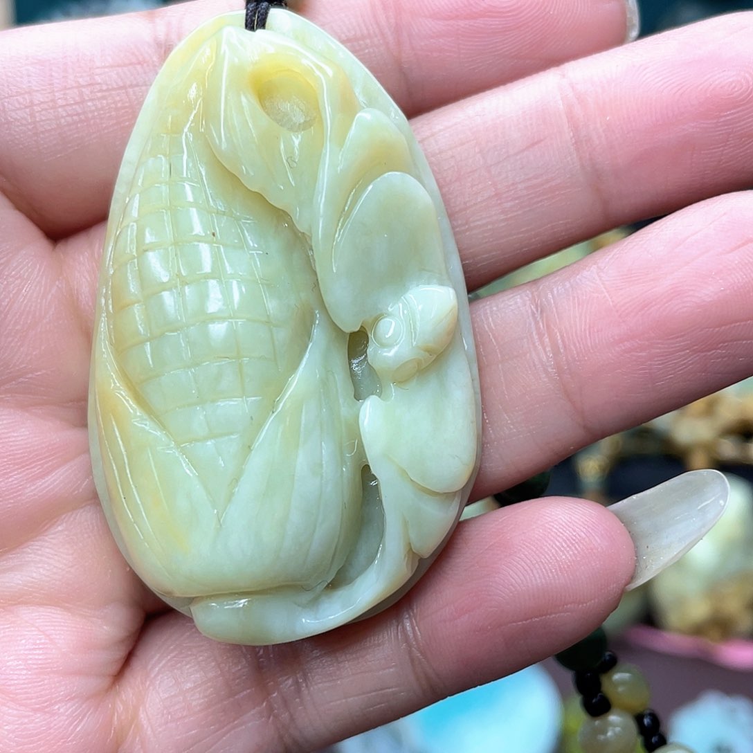 蛇纹石玉颈饰未镶嵌