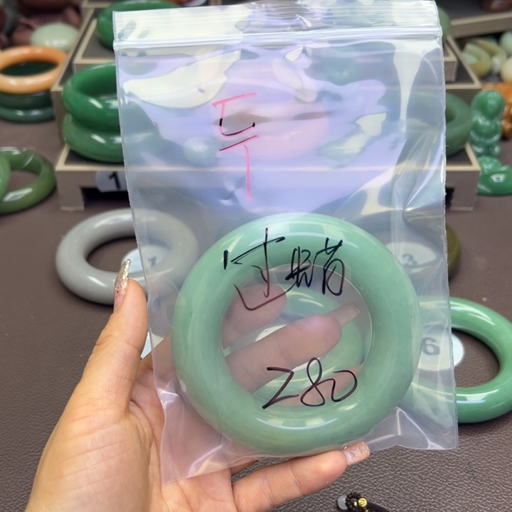 未镶嵌手镯石英岩玉두**。