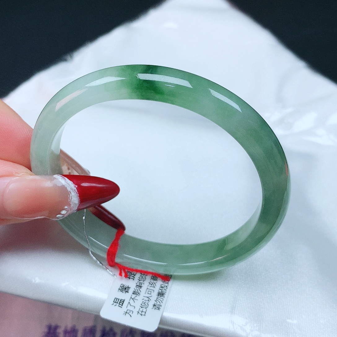 翡翠手镯未镶嵌52贵