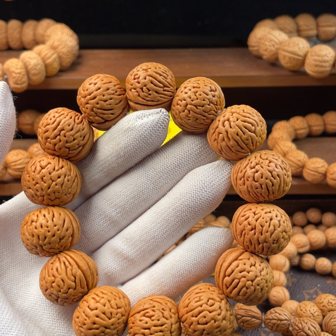 T****桃核吊坠大白月光