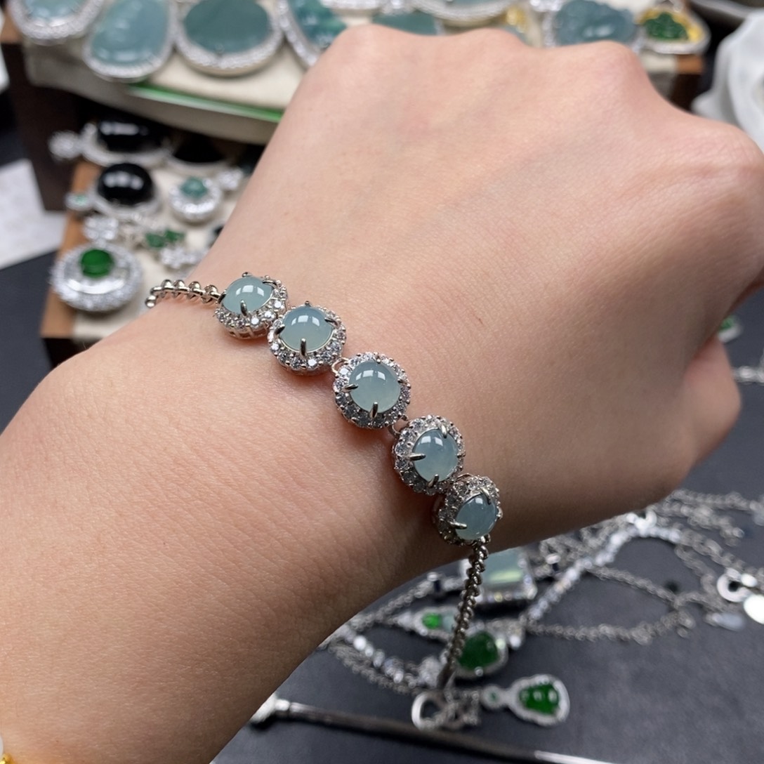 翡翠颈饰未镶嵌翡翠