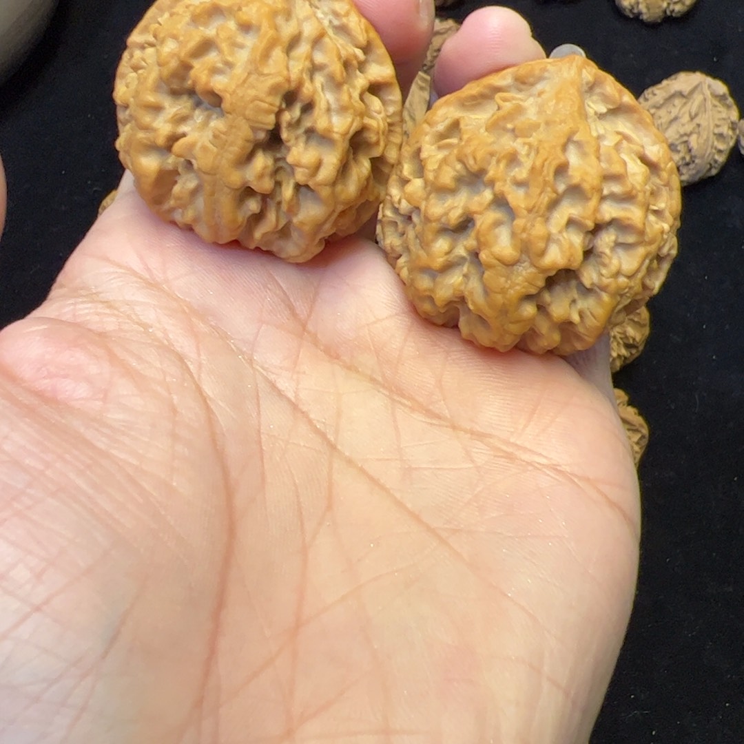 文玩核桃把件秦岭野生文玩核桃