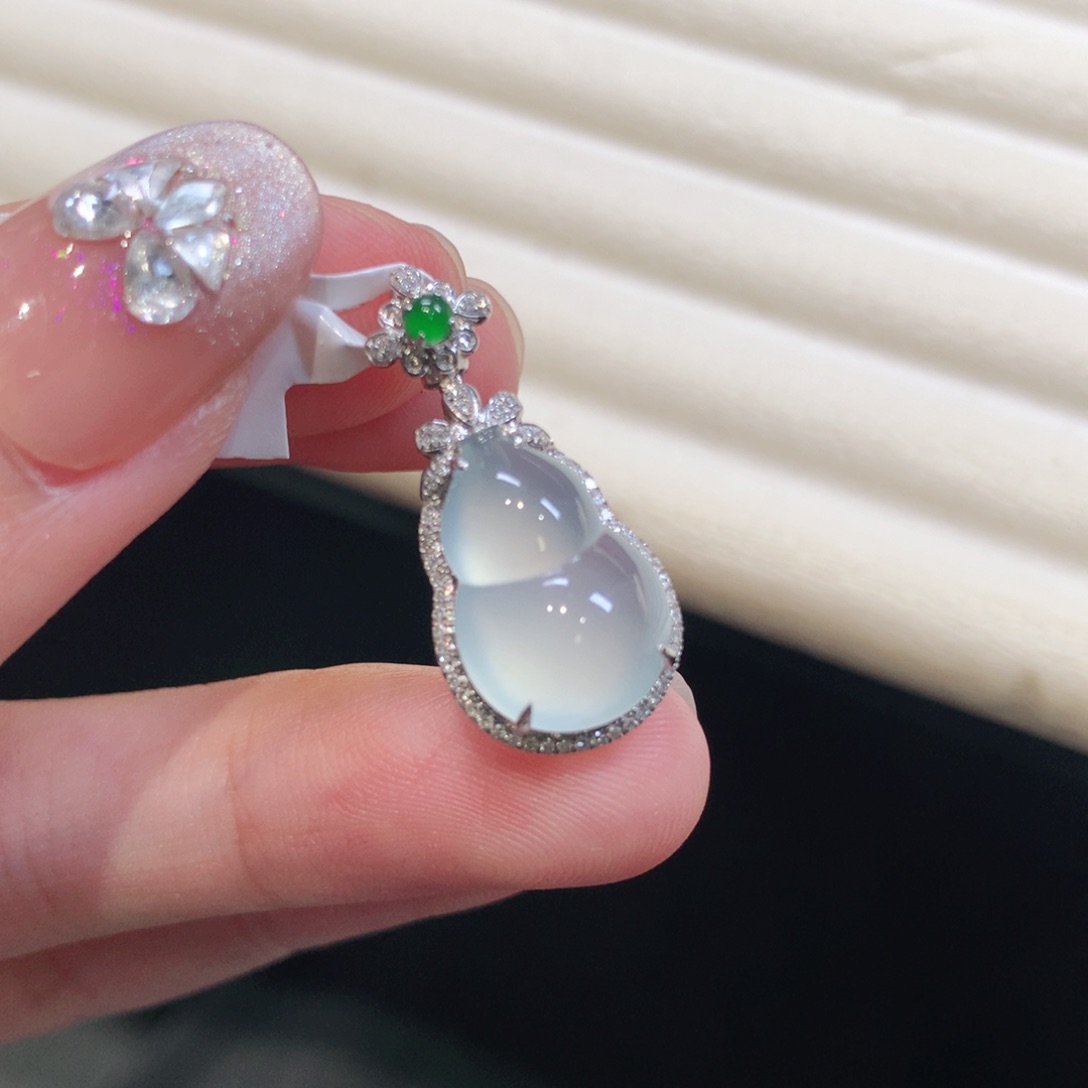 翡翠18K金镶嵌颈饰葫芦