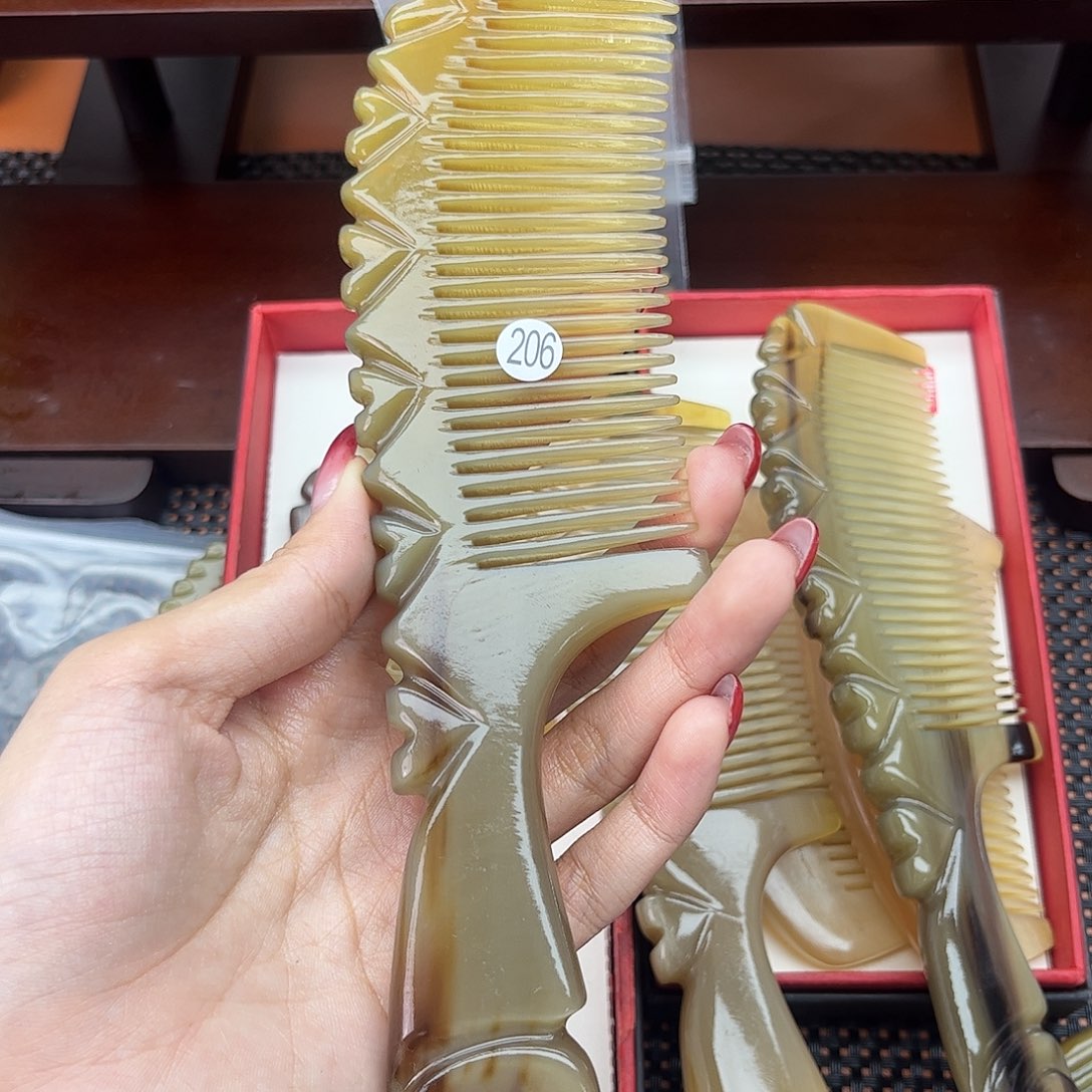静***手工制作纯牛角梳子