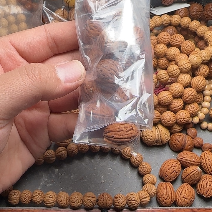 ①***缘野生桃核钱袋子手持